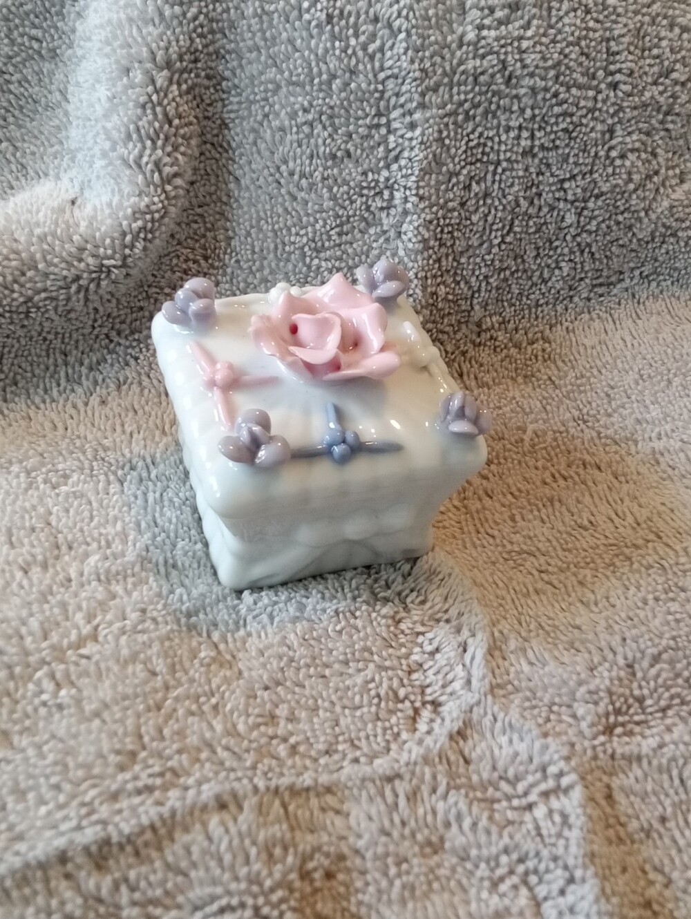 #1539 Delicate Pink & Lavender Floral Bath Accessory Box